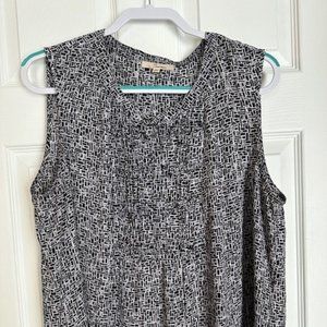 Serein Sleeveless Black & White Abstract Print V-neck Two Button Blouse